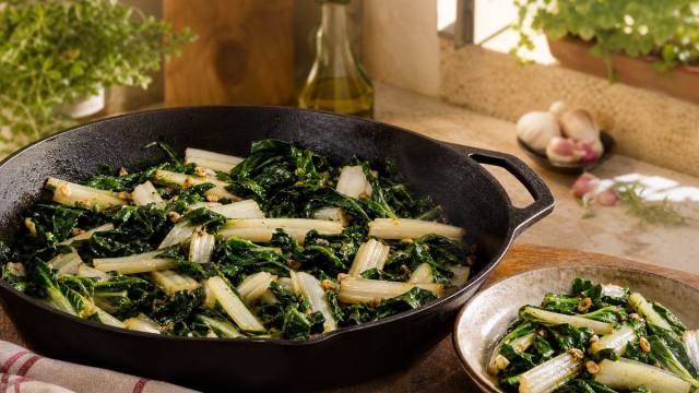 Blettes sautées à l'ail dans une poêle en fonte
