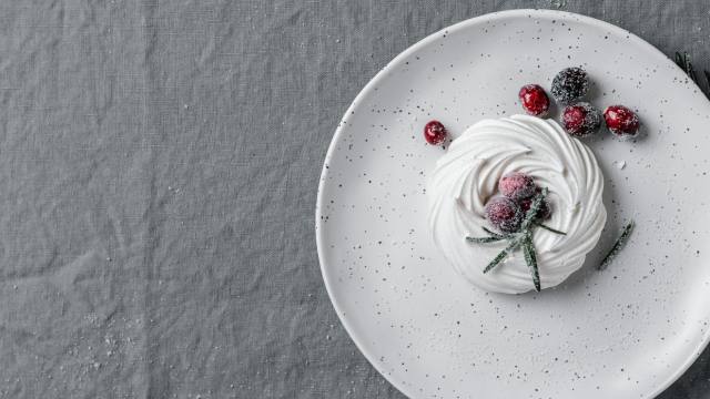 Cette pavlova fraises menthe, un dessert printanier qui fait renaître la fête de Pâques