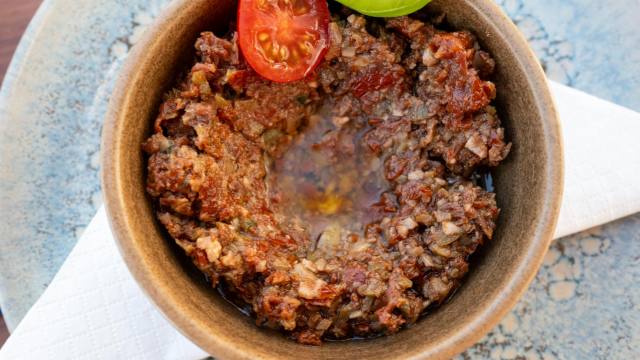 Cette tapenade radis ciboulette revisite vos apéros avec une touche printanière