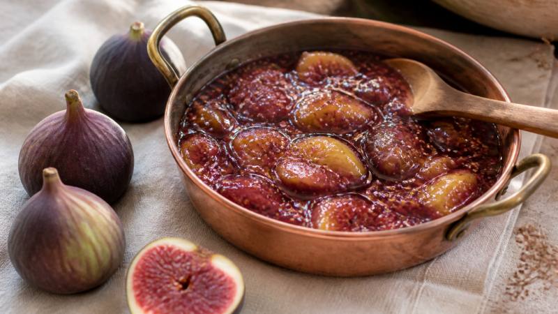 Confiture de figues avec morceaux dans une bassine en cuivre