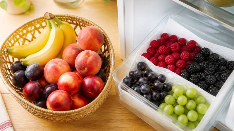 Corbeille de fruits d’été et petits fruits rangés dans le réfrigérateur