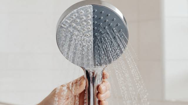 Pommeau de douche entartré puis nettoyé, avec des jets d’eau redevenus réguliers