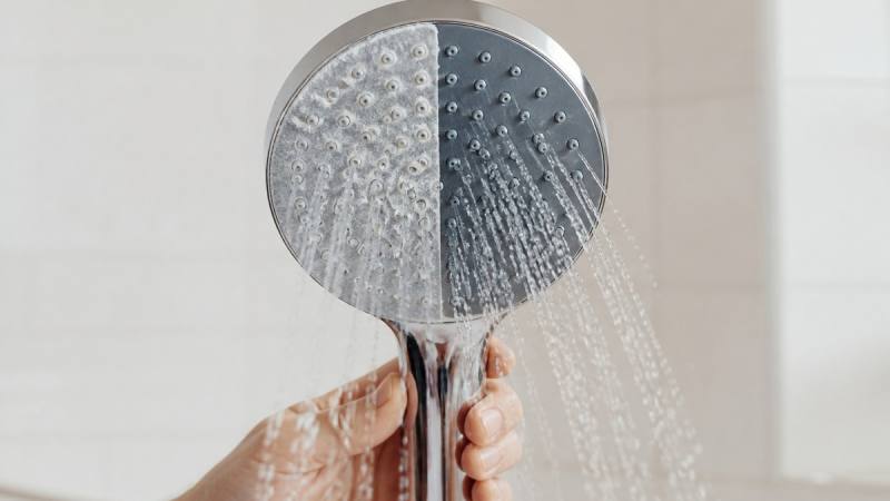 Pommeau de douche entartré puis nettoyé, avec des jets d’eau redevenus réguliers
