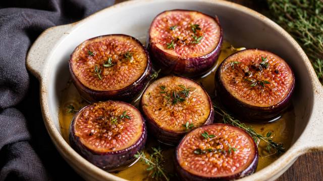 Figues rôties au miel et au thym dans un plat en céramique