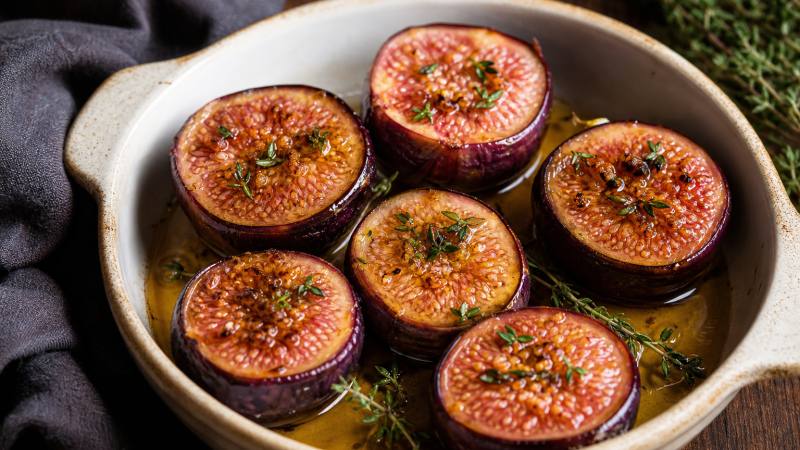 Figues rôties au miel et au thym dans un plat en céramique