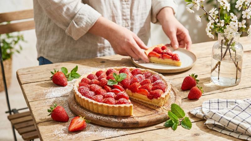 Frais, croustillant et sucré la tarte aux fraises du printemps fait vibrer le palais