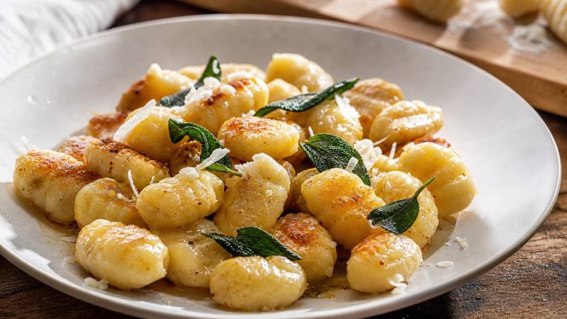 Gnocchis maison dorés au beurre et à la sauge dans une assiette blanche