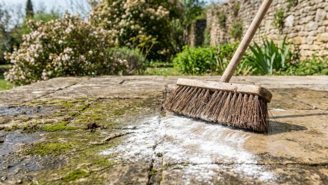 Grand ménage de printemps : le secret économique à 2 euros pour redonner vie aux dalles de terrasse sans effort