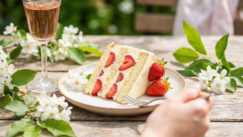 Moelleux, frais, délicatement vanillé, ce fraisier maison a le goût des grandes tablées d’avril