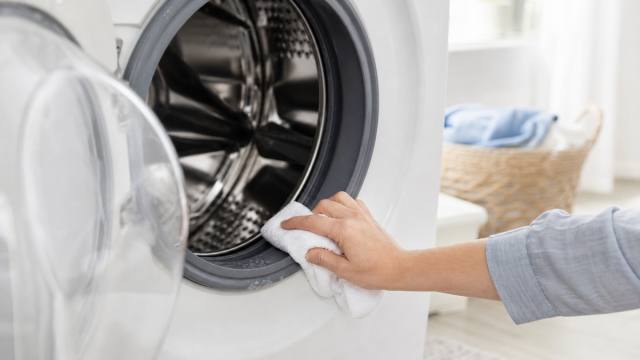 Nettoyage du joint d’une machine à laver avec un chiffon blanc