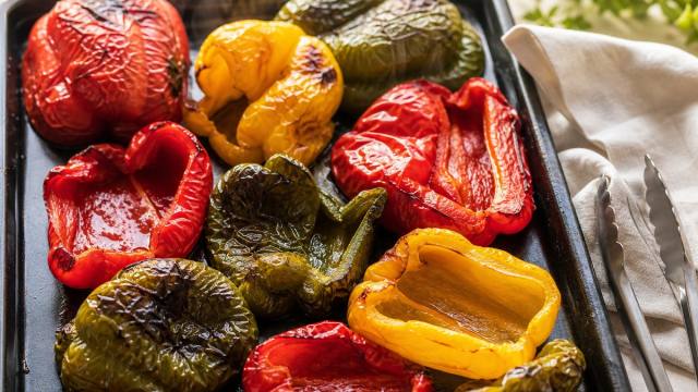 Poivrons rouges jaunes et verts grillés au four sur une plaque