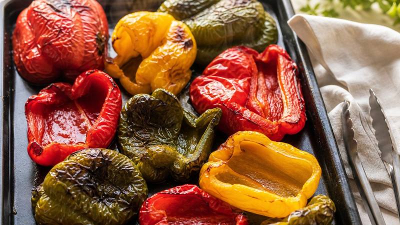 Poivrons rouges jaunes et verts grillés au four sur une plaque
