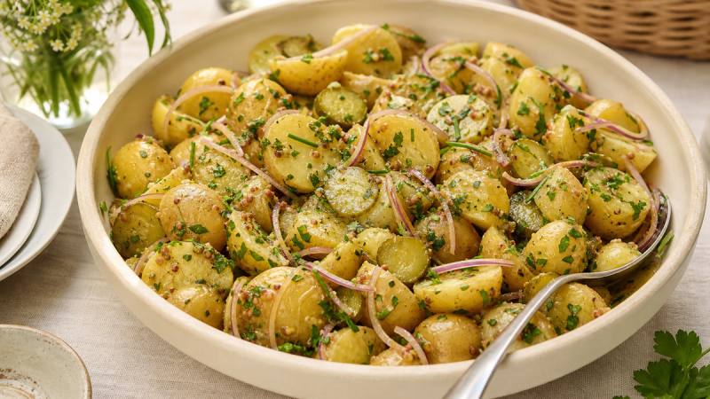 Salade de pommes de terre tiède aux cornichons, échalote et herbes fraîches