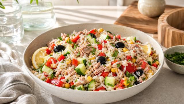 Salade de riz au thon, concombre, tomate, maïs et olives