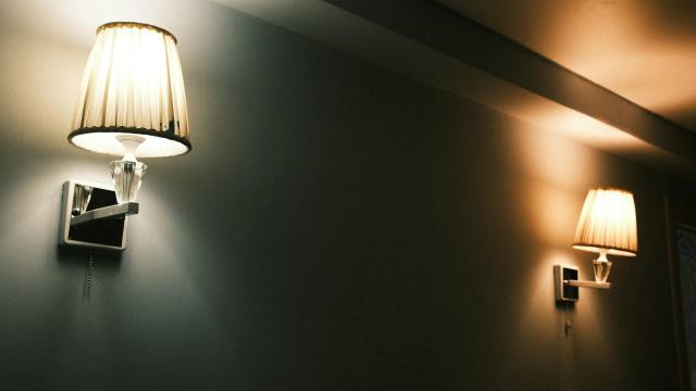 Salle de bain aveugle : 7 astuces pour l'éclairer et la rendre accueillante