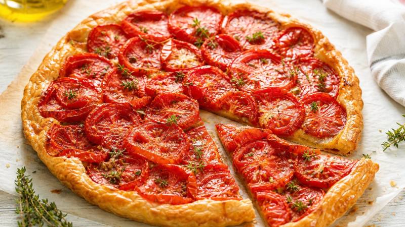 Tarte tomate moutarde dorée avec tomates rouges et pâte croustillante